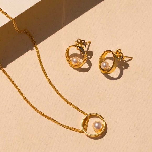 TUMBIKO NWT Gold Circle Ring Faux Pearl Earrings - Picture 3 of 8